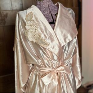 Vintage 70s satin look movie star glamour pink robe dressing gown w embroidery